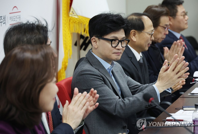 25일 정치개혁 관련 긴급좌담회에서 박수치고 있는 한동훈 국민의힘 비대위원장. 연합뉴스