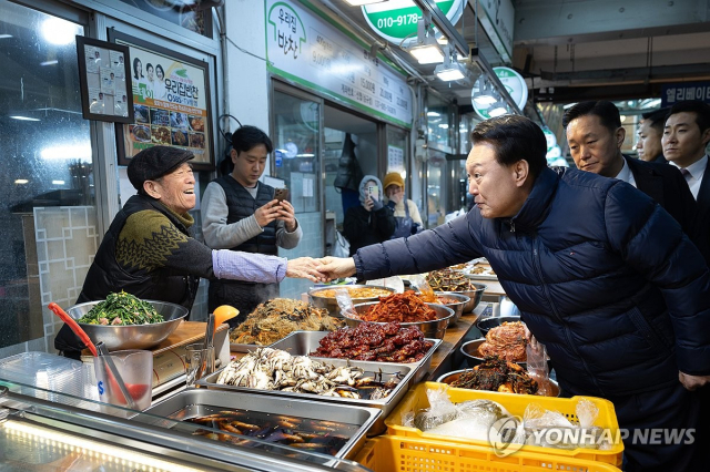 4월 총선에서 지면 바로 레임덕 위기? 25일 경기도 의정부시 제일시장을 찾은 윤석열 대통령. 연합뉴스