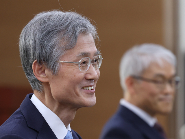 조희대 대법원장이 25일 오후 서울 서초구 대법원에서 열린 대법관 후보 추천위원회에 앞서 추천위원들을 접견하며 발언하고 있다. 연합뉴스