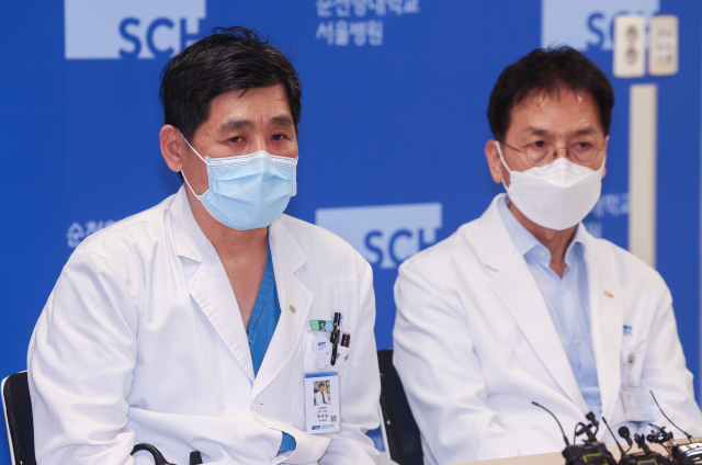 25일 서울 용산구 순천향대병원에서 박석규 순천향대 신경외과 교수(왼쪽)가 국민의힘 배현진 의원의 치료 상태에 관해 설명하고 있다. 배 의원은 이날 강남구 신사동 거리에서 괴한에게 습격당했다. 연합뉴스