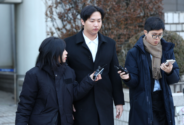 메이저리거 김하성과 류현진을 협박해 수억 원을 뜯어낸 혐의를 받는 전 프로야구 선수 임혜동이 25일 오전 서초구 서울중앙지방법원에서 열린 구속 전 피의자 심문(영장실질심사)을 마친 뒤 법원 청사를 나서고 있다. 연합뉴스