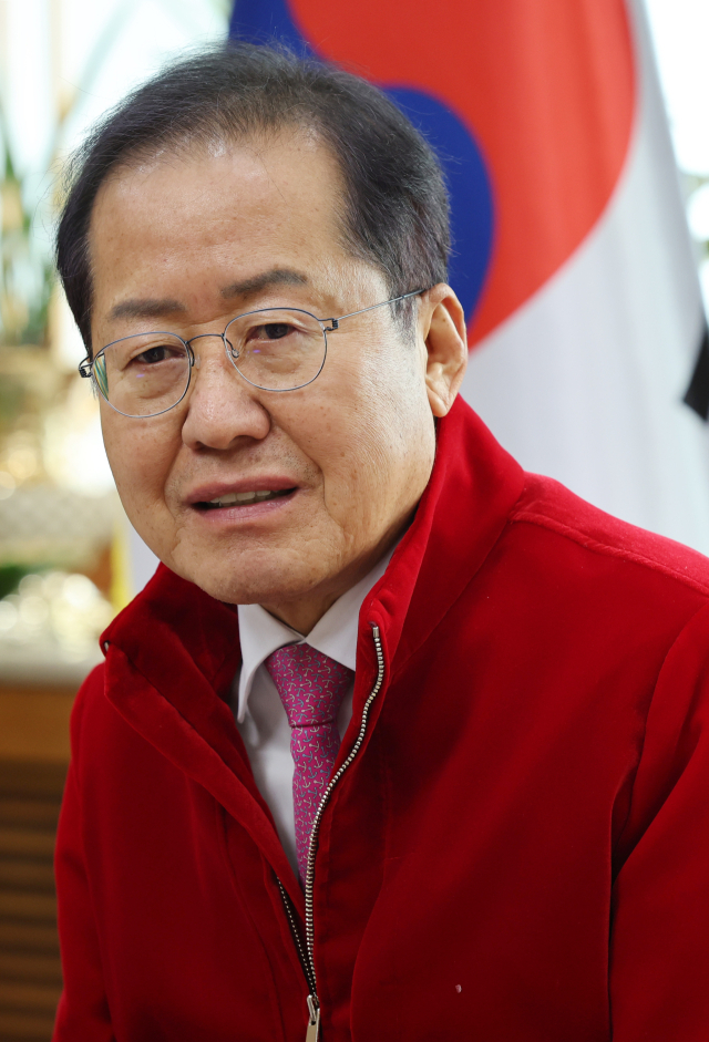 홍준표 대구시장이 대구시청 산격청사에서 매일신문과 신년인터뷰를 하고 있다. 김영진 기자 kyjmaeil@imaeil.com