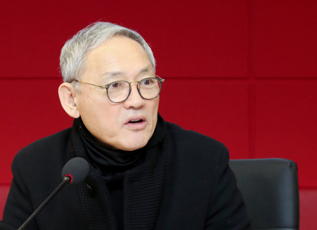 지난 10월 신분이 변동된 고위 공직자들의 보유 재산이 공개됐다. 공개 대상이 된 55명 중 유인촌 문화체육관광부 장관이 169억9천854만원을 신고해 재산이 가장 많은 것으로 나타났다. 유인촌 문화체육관광부 장관이 24일 오전 정부세종청사에서 공공기관을 대상으로 한 확대기관장회의를 주재하고 있다. 연합뉴스