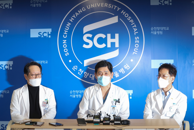 25일 서울 용산구 순천향대병원에서 박석규 순천향대 신경외과 교수(가운데) 등이 국민의힘 배현진 의원의 치료 상태에 관해 설명하고 있다. 배 의원은 이날 강남구 신사동 거리에서 괴한에게 습격당했다. 연합뉴스