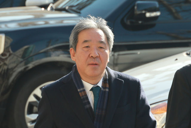 한오섭 정무수석이 26일 오전 배현진 의원이 입원 중인 서울 순천향대병원에 들어서고 있다. 연합뉴스