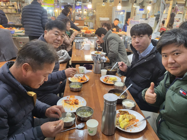 경주시청 홍보담당관 직원들이 성동시장을 방문해 점심식사를 하고 있다. 경주시 제공