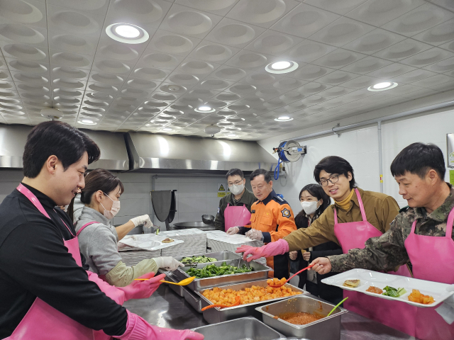 구미 옥계 여성의용소방대는 26일 구미시종합사회복지관을 찾아 독거노인을 대상으로 무료 급식 봉사활동을 실시했다. 구미 여성의용소방대 제공