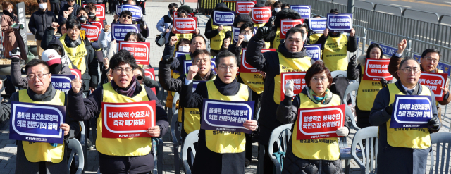 이필수 범의료계대책특별위원회 위원장(의협회장, 가운데)과 참석자들이 지난달 25일 용산 대통령실 앞에서 정부의 의대 증원 추진을 규탄하는 집회를 열고 구호를 외치고 있다. 연합뉴스