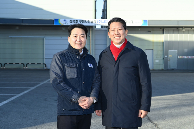 지난 25일 김장호(오른쪽) 구미시장이 이현철 서일 대표와 기념촬영을 하고 있다. 구미시 제공