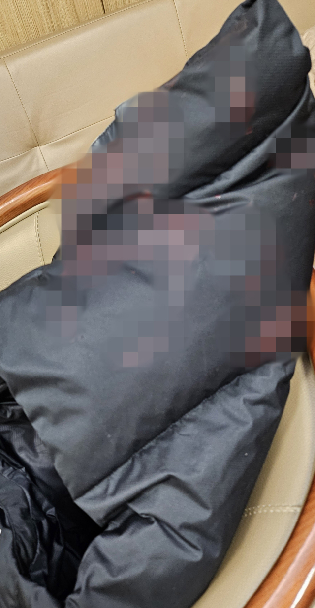 배현진 의원 피습 직후 촬영된 사진. 검은색 점퍼에 다량의 혈흔이 묻어 있다. 연합뉴스