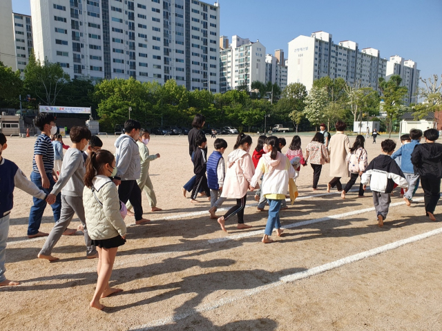 동대구초 학생들도 맨발걷기를 좋아한다. 선생님과 그리고 친구들과 손 잡고 맨발 걷기를 하는 학생들.