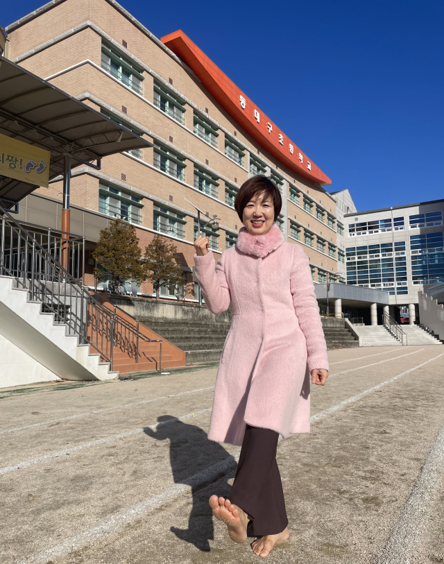 맨발학교 김은정 교감이 동대구초 운동장에서 맨발 걷기를 하고 있다.