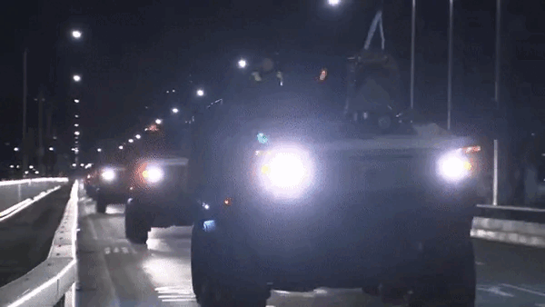 지난 25일 새벽 육군 장갑차 12대와 무장병력 40여명이 서울 동작대교를 건너 도심에 진입해 일부 시민들이 놀라는 해프닝이 발생했다.