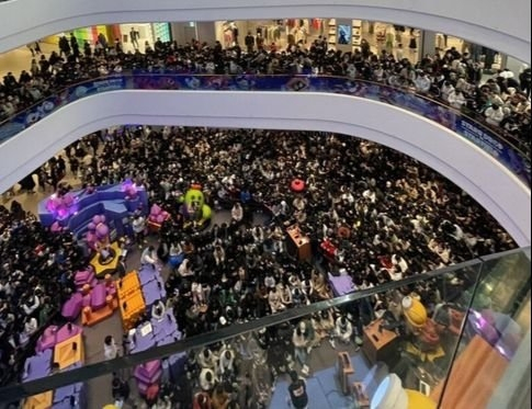 지난 26일 문을 연 수원 최대 규모의 복합 쇼핑몰 '스타필드 수원'. 인터넷 커뮤니티 갈무리