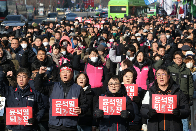 27일 오후 서울 프레스센터 앞에서 '거부권 남발 규탄, 중대재해처벌법 개악 저지, 2024년 윤석열 정권 퇴진 민주노총 결의대회'가 열리고 있다. 연합뉴스