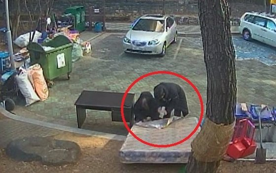 버려진 매트리스에서 돈뭉치 발견한 신임 경찰관 고성주씨. 경기남부경찰청