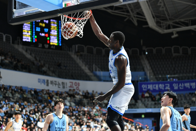 대구 한국가스공사 페가수스의 앤드류 니콜슨이 28일 고양체육관에서 열린 2023-2024 KBL 고양 소노 스카이거너스와의 경기에 출전해 덩크를 터뜨리고 있다. KBL 제공