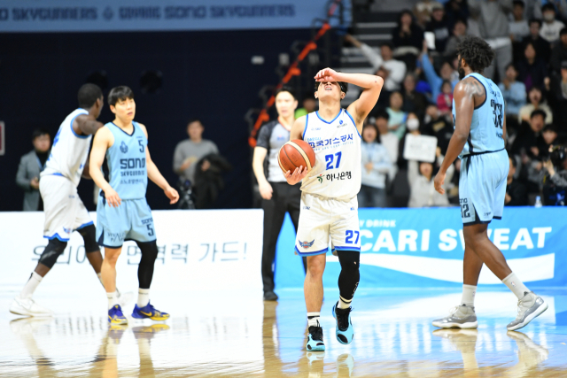 대구 한국가스공사 페가수스의 샘조세프 벨란겔이 28일 고양체육관에서 열린 2023-2024 KBL 고양 소노 스카이거너스와의 경기 도중 공격자 파울을 범한 뒤 아쉬워하고 있다. KBL 제공