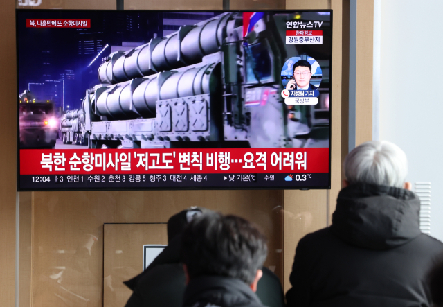 합동참모본부가 28일 북한이 함경남도 신포시 인근 동해상에서 순항미사일을 여러 발 발사했다고 밝혔다. 합참은 이날 오전 8시께 북한이 발사한 순항미사일 수 발을 포착했다. 사진은 28일 오후 서울역에서 시민들이 관련 뉴스를 지켜보는 모습. 연합뉴스
