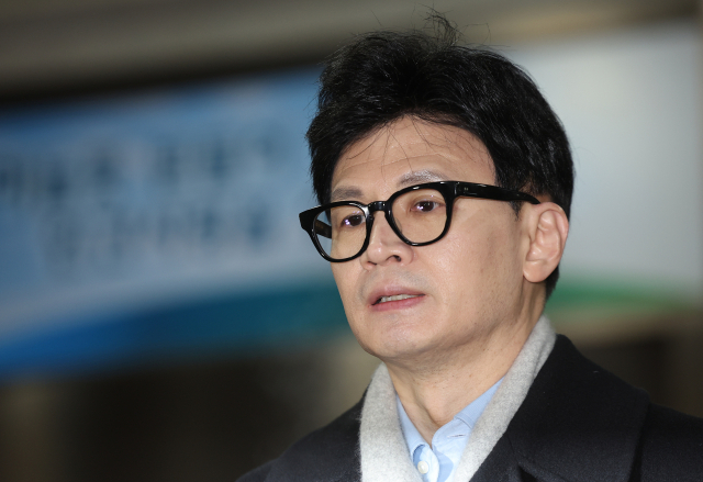 국민의힘 한동훈 비상대책위원장이 25일 서울 용산구 순천향대 응급실에서 치료 중인 배현진 의원을 병문안 한 뒤 취재진과 인터뷰하고 있다. 배 의원은 이날 강남구 신사동 거리에서 괴한에게 습격당했다. 연합뉴스