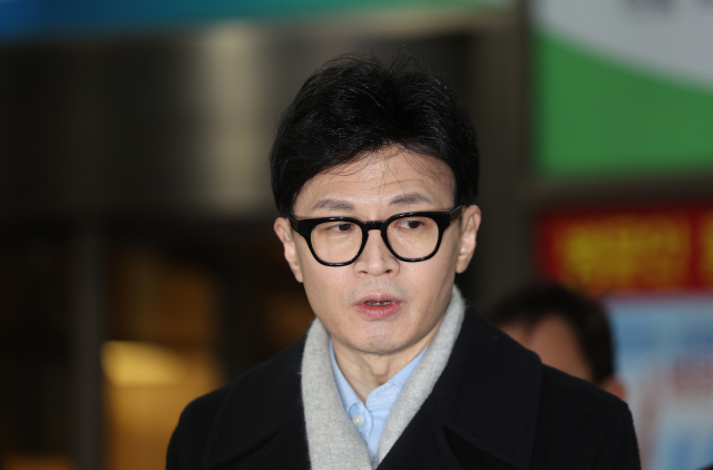 국민의힘 한동훈 비상대책위원장이 25일 서울 용산구 순천향대 응급실에서 치료 중인 배현진 의원을 병문안 한 뒤 취재진과 인터뷰하고 있다. 배 의원은 이날 강남구 신사동 거리에서 괴한에게 습격당했다. 연합뉴스