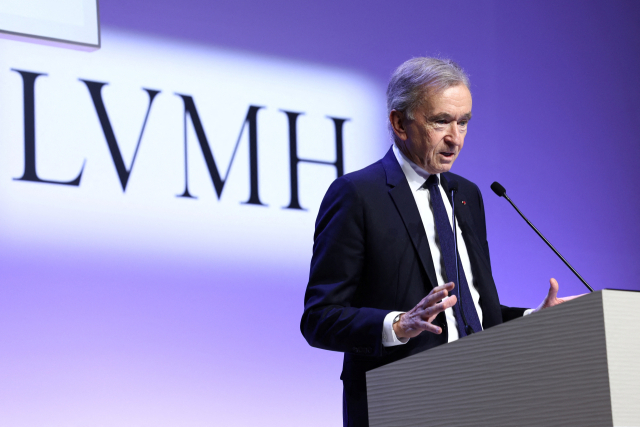 베르나르 아르노 루이뷔통모에헤네시(LVMH) 그룹 회장이 25일(현지시간) 프랑스 파리에서 지난해 실적을 발표하고 있다. 세계 최대 명품 그룹인 LVMH는 지난해 862억 유로(약 125조원)의 매출을 달성해 전년 대비 13% 성장했다고 밝혔다. 연합뉴스