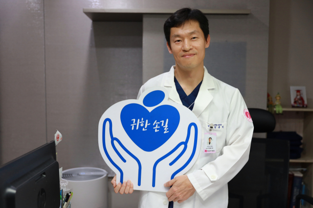 대구 달서구 여성아이병원 김용석 대표원장이 매일신문과 가정복지회의 공동기획 캠페인 '귀한손길'의 201번째 손길이 됐다. 가정복지회 제공