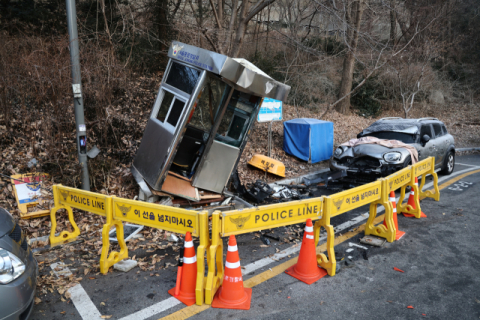 러시아 대사관저 초소에 SUV 돌진…경찰관 중상 입어