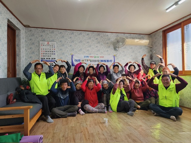 경북 고령군 다산면 건강마을조성사업위원회(위원장 성현덕) 산하 헤아림 봉사동아리는 최근 벌지2리 마을회관에서 미용봉사, 주거환경개선, 건강체조 등 올해 첫 봉사활동을 했다. 건강마을조성사업위원회 제공