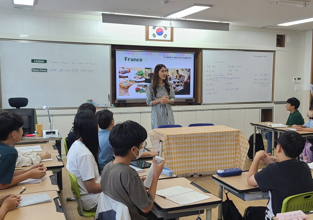 이승현 포항 초곡초등학교 교사가 학생 참여형 영어 교육을 시행하고 있다. 경북교육청 제공