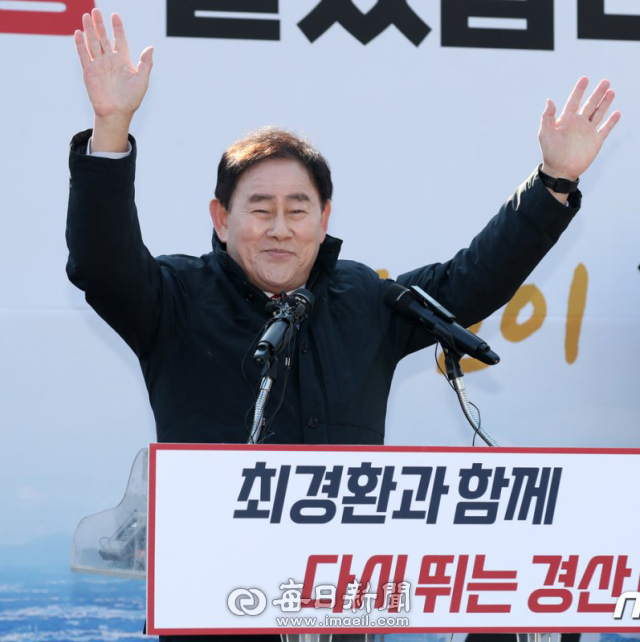 최경환 전 경제부총리 겸 기획재정부 장관이 29일 경산역 광장에서 제22대 총선 경산선거구 출마선언 기자회견을 마친 뒤 지지자들을 향해 인사하고 있다. 김진만 기자
