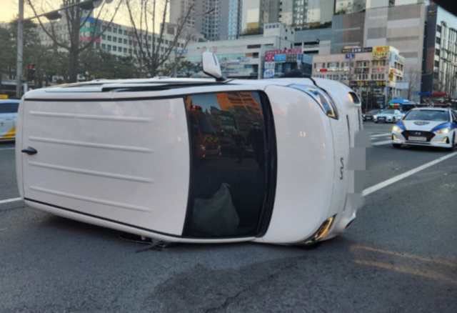 지난 24일 오전 대구법원 앞 동대구로에 방치된 사고 차량. 대구소방 제공
