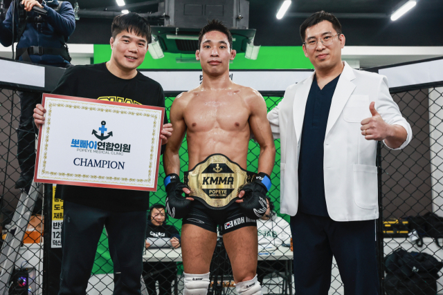 KMMA 페더급 초대 챔피언 자리에 오른 조수하. KMMA 제공