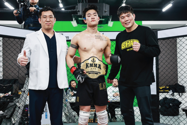 KMMA 라이트급 1차 방어에 성공한 황준호(가운데). KMMA 제공