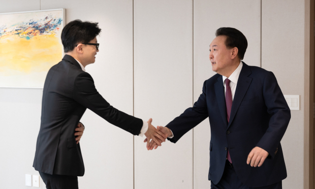 윤석열 대통령과 국민의힘 한동훈 비상대책위원장이 29일 서울 용산 대통령실 청사에서 가진 오찬 회동에서 악수하고 있다. 연합뉴스