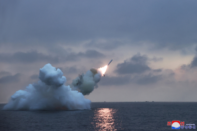 김정은 북한 국무위원장이 지난 28일 잠수함발사순항미사일(SLCM) 시험발사를 지도하고 핵잠수함 건조 사업을 둘러봤다고 조선중앙통신이 29일 밝혔다. 연합뉴스