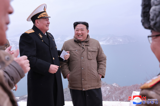 김정은 북한 국무위원장이 지난달 28일 잠수함발사순항미사일(SLCM) 시험발사를 지도하고 핵잠수함 건조 사업을 둘러봤다고 조선중앙통신이 29일 밝혔다. [국내에서만 사용가능. 재배포 금지. For Use Only in the Republic of Korea. No Redistribution] 연합뉴스