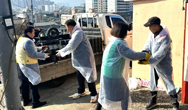 안동시자원봉사센터와 국민운동 3단체 회원들이 지난 27일 무료급식과 연탄배달 등 사랑의 온기나눔 릴레이 행사를 가졌다 안동시 제공