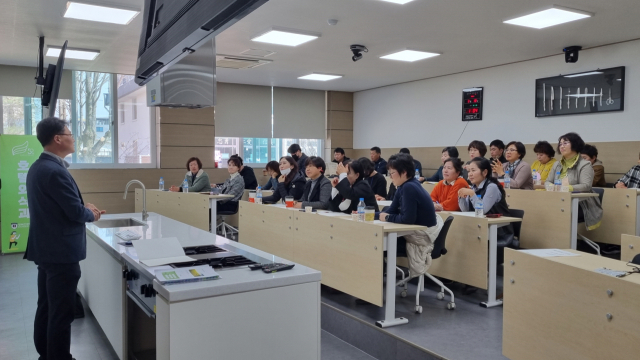 지난해 교육을 신청한 농업인들이 경북전문대학에서 농산물가공과정 교육을 받고 있다. 영주시 제공