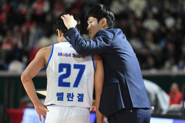 강혁 대구 한국가스공사 페가수스 감독대행이 샘조세프 벨란겔의 머리를 쓰다듬으며 작전을 지시하는 모습. KBL 제공