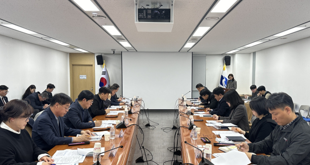 경북문화관광공사와 경북도 관계자들이 29일 경북도청에서 열린 상생협력 회의에서 올해 중점 추진 과제를 점검하고 있다. 경북문화관광공사 제공
