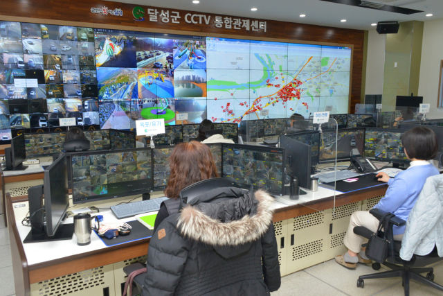 대구 달성군은 범죄 취약지 40곳에 신규 CCTV 48대를 설치하고, 노후 CCTV 20대는 교체한다. 달성군 CCTV통합관제센터 모습. 달성군 제공.