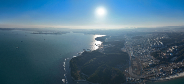 30일 포항 영일만대교 북단과 연결되는 환호공원 상공에서 영일만대교 시작점인 남구 남영일만 IC 방향으로 바라본 모습. 포항 남구와 북구를 잇는 영일만 횡단 고속도로가 첫 논의 16년 만인 올해 실시설계에 들어간다. 김영진 기자 kyjmaeil@imaeil.com