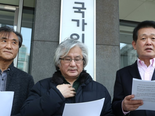 김민웅 전 경희대 미래문명원 교수(가운데). 연합뉴스