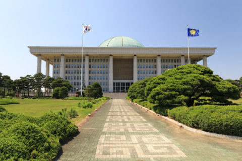 국회 화장실서 손도끼·너클 발견…경찰 내사 착수