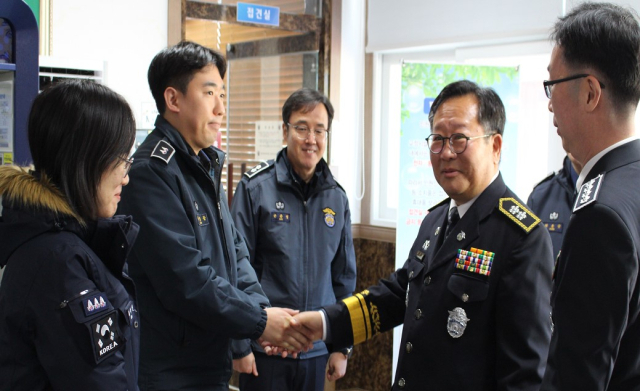 최진규 신임 경북북부제1교도소장(오른쪽 두 번째)이 지난 29일 취임해 직원들과 인사를 나누고 있다. 경북북부제1교도소 제공