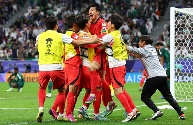 30일(현지시간) 카타르 알라이얀에서 에듀케이션 시티 스타디움에서 열린 2023 아시아축구연맹(AFC) 아시안컵 16강전 한국과 사우디아라비아의 경기. 조규성이 종료직전 동점골을 넣자 팀 동료들이 기뻐하고 있다. 연합뉴스