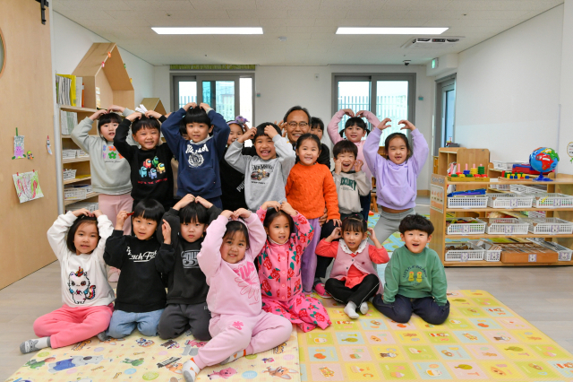 박남서 영주시장이 어린이집 아이들과 함께 
