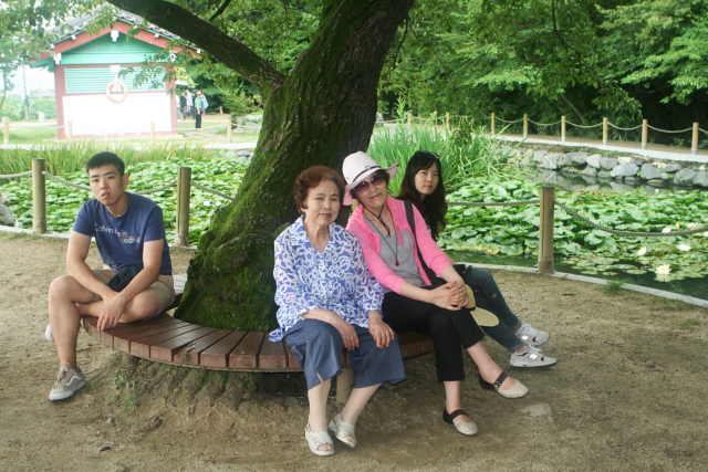 2014년 (왼쪽부터) 손자,어머니,아내.손녀딸. 손녀딸의 영국유학을 앞둔 가족여행길에서.