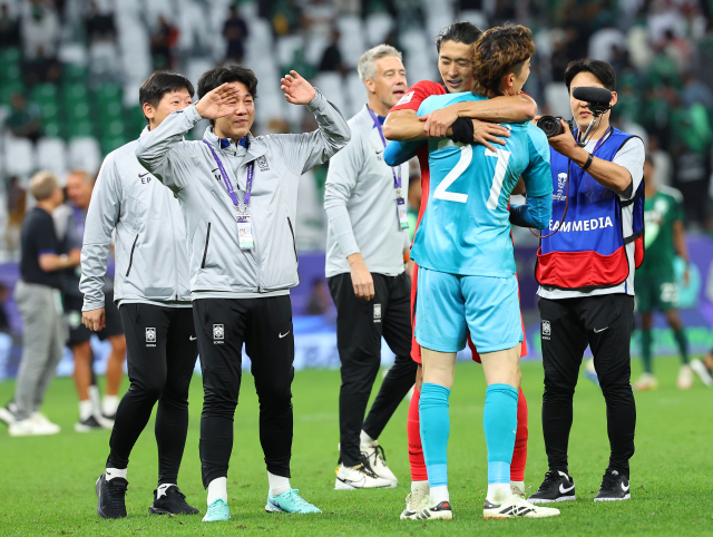 31일(한국 시간) 카타르 알라이얀 에듀케이션 시티 스타디움에서 열린 2023 아시아축구연맹(AFC) 아시안컵 16강전 한국과 사우디아라비아의 경기에서 승부차기 승을 거두며 8강 진출에 성공한 대표팀 조현우와 조규성이 포옹하고 있다. 연합뉴스